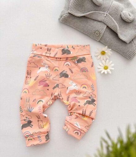 Play & Sleep hlačke "Zajčki in mavrice"