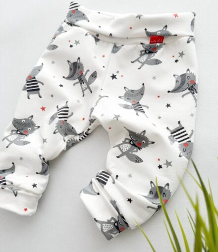 Play & Sleep hlačke "Volkci", smetana bela osnova