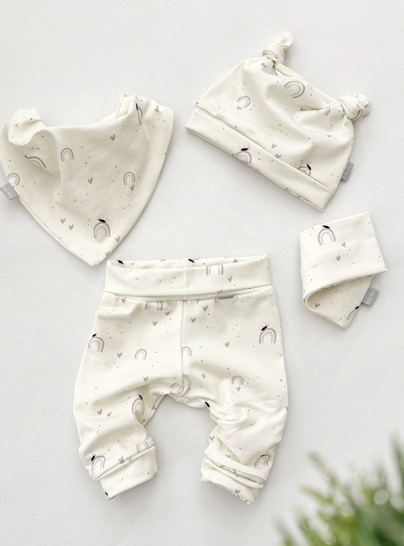 4 delni Baby kompletek "Mavrice in srčki", nežna vanilijeva osnova - slika 4