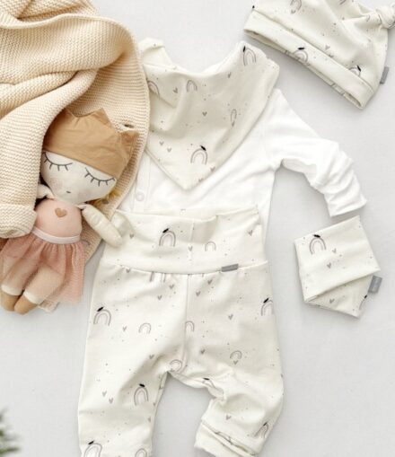 4 delni Baby kompletek "Mavrice in srčki", nežna vanilijeva osnova