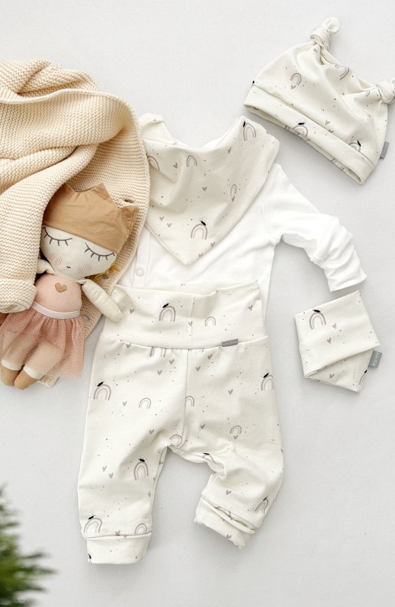 4 delni Baby kompletek "Mavrice in srčki", nežna vanilijeva osnova